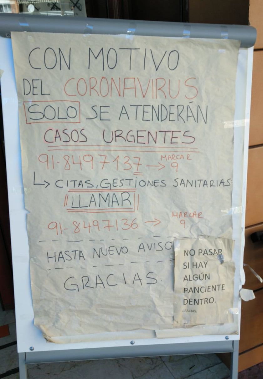 Cartel a las puertas del Centro de Salud Sierra de Guadarrama de Collado Villalba