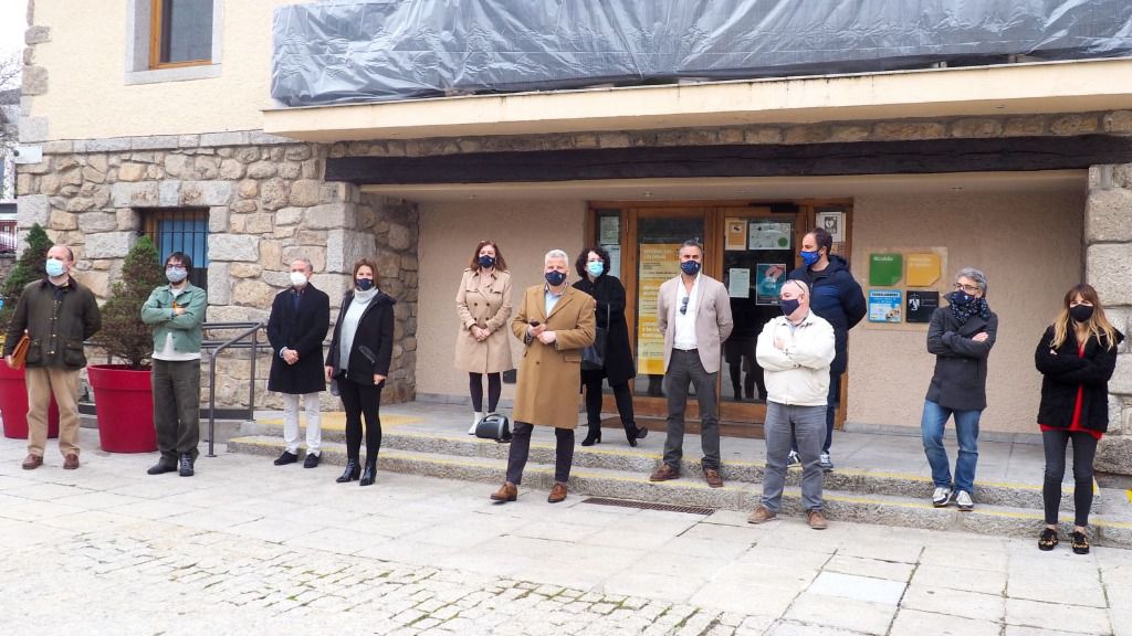 Minuto de silencio a las puertas del Ayuntamiento de Torrelodones