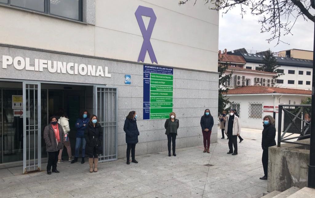 Minuto de silencio a la puerta del Edificio Polifuncional de Collado Villalba