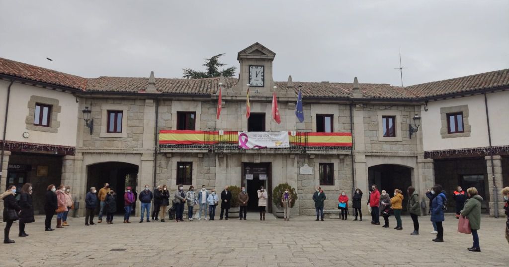 Acto a las puertas del Ayuntamiento de Guadarrama