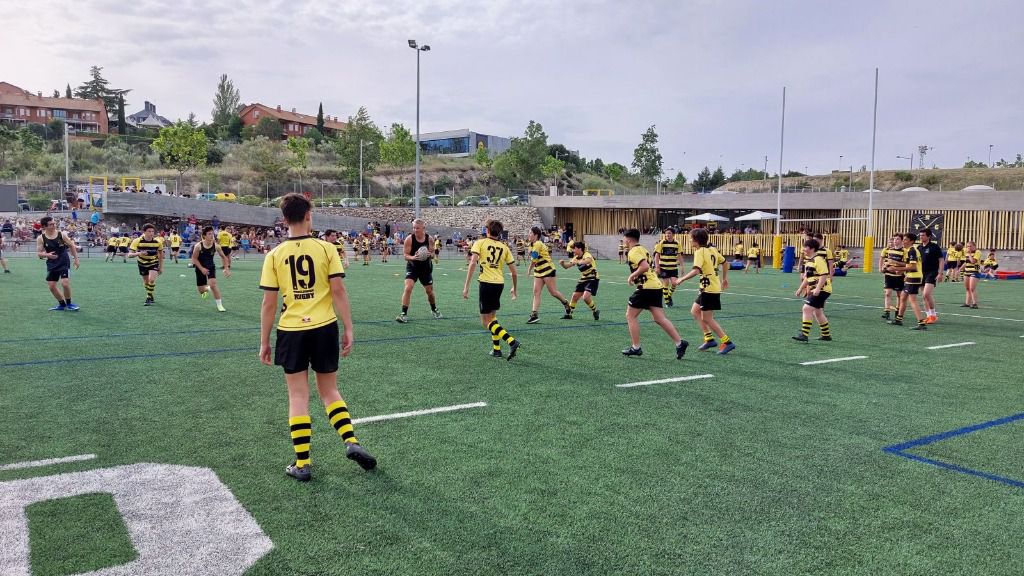 Jarred Hoeata, con jugadores del Torrelodones Rugby Club