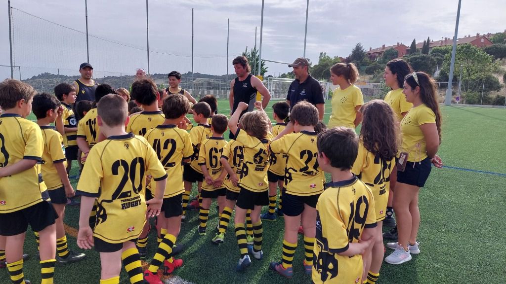 Tim Boys, con jugadores del Torrelodones Rugby Club