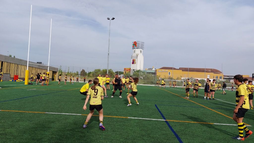 Hisa Sasafi, con jugadores del Torrelodones Rugby Club