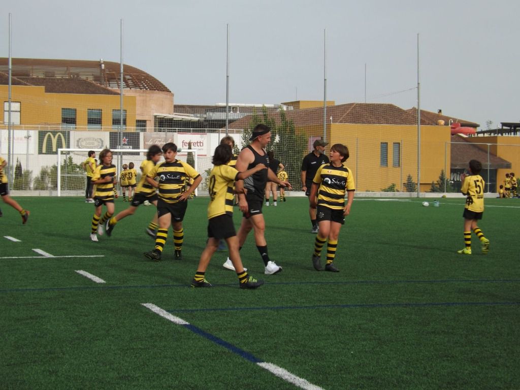 Mike Delay, con jugadores de Torrelodones Rugby Club